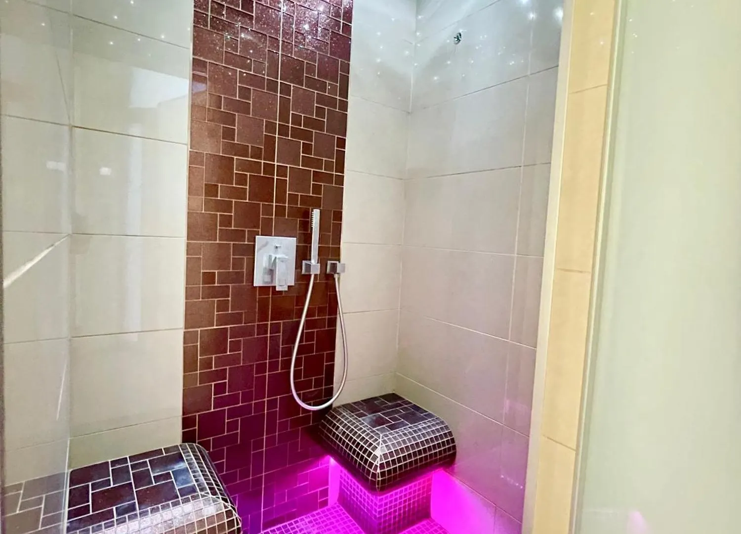 Pearl Lux - Finn & Steam Sauna Budapest Hungary